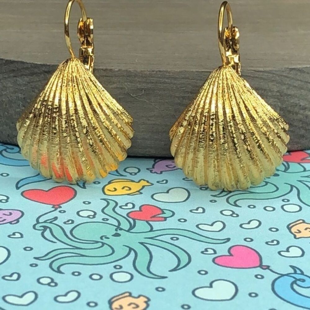 Stunning gold toned seashell vintage earrings